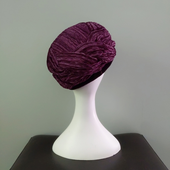 Vintage 1960s Amethyst Purple Textured Woven Velvet Turban  display picture 3